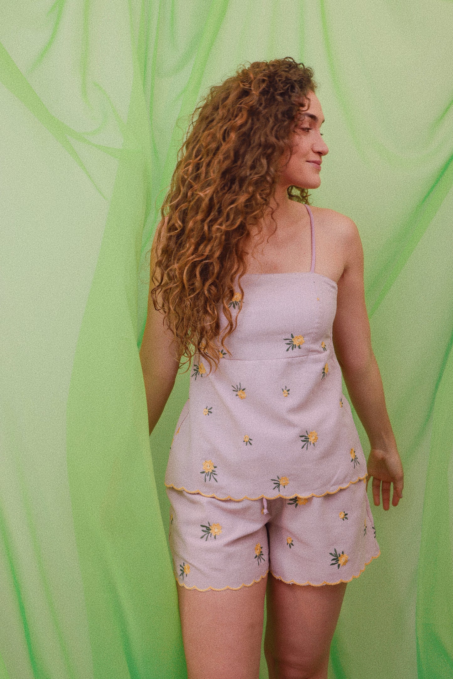 Blusa de linho bordado com amarrações rosê e amarelo