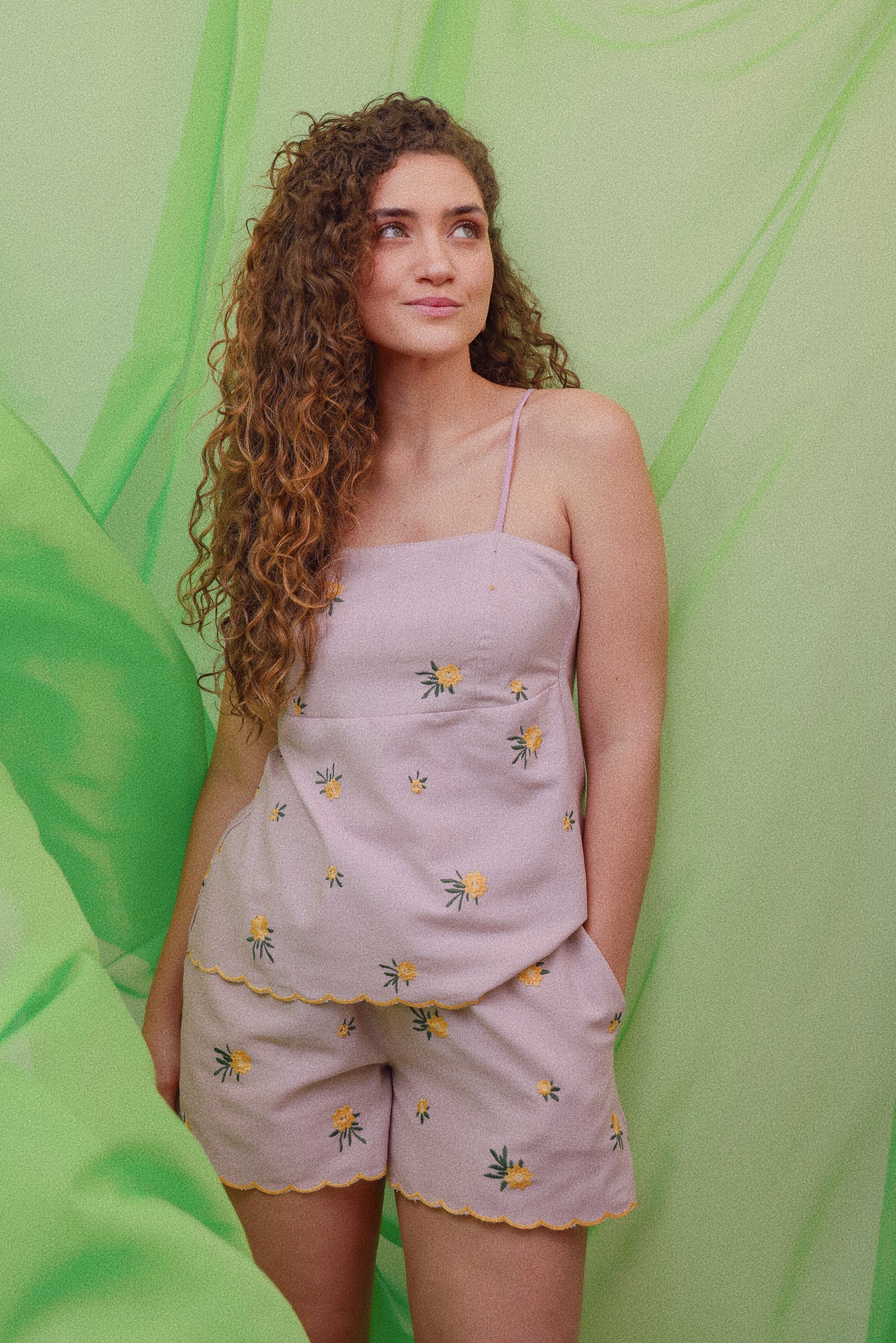 Blusa de linho bordado com amarrações rosê e amarelo