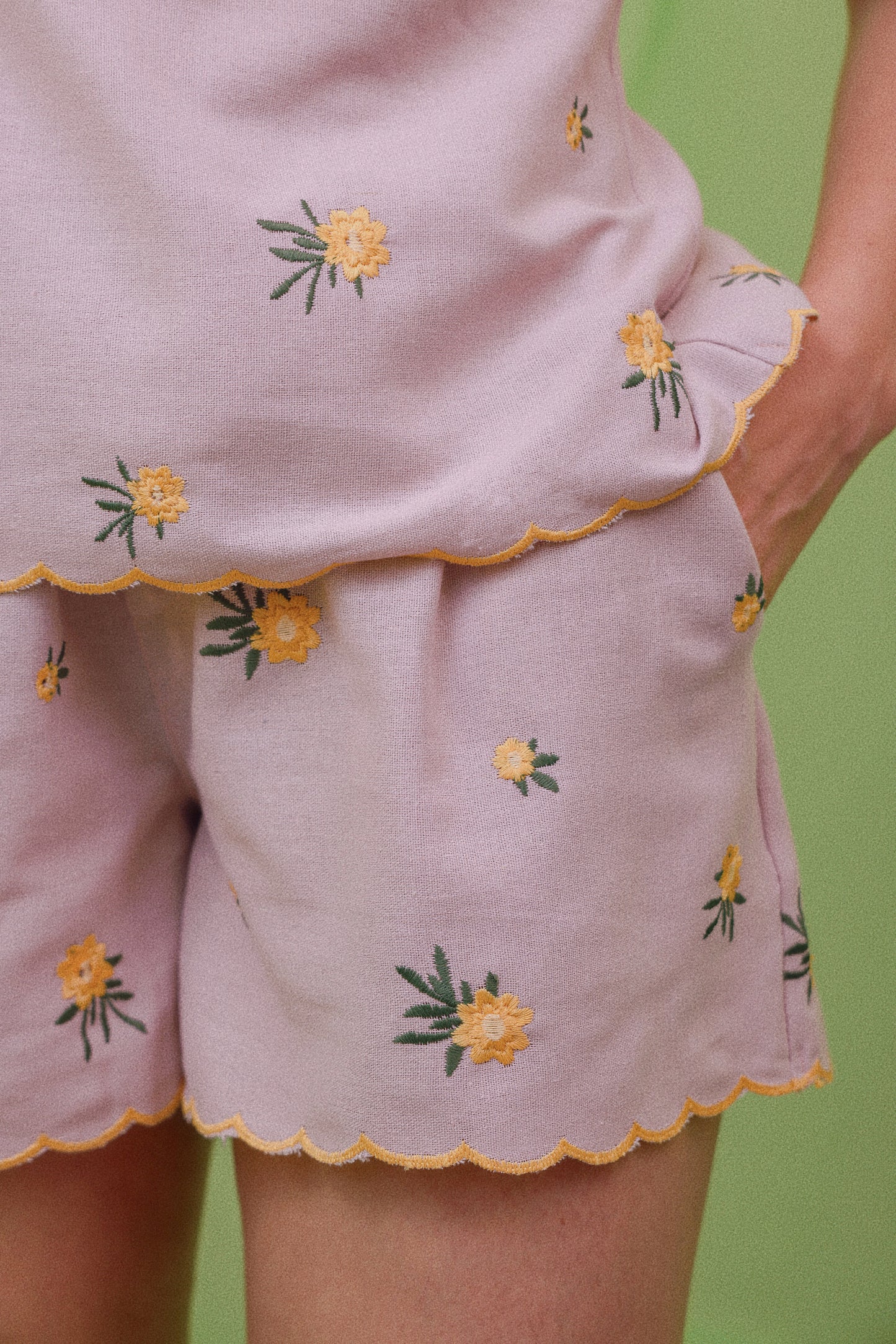 Shorts de elástico em linho bordado rosê e marelo