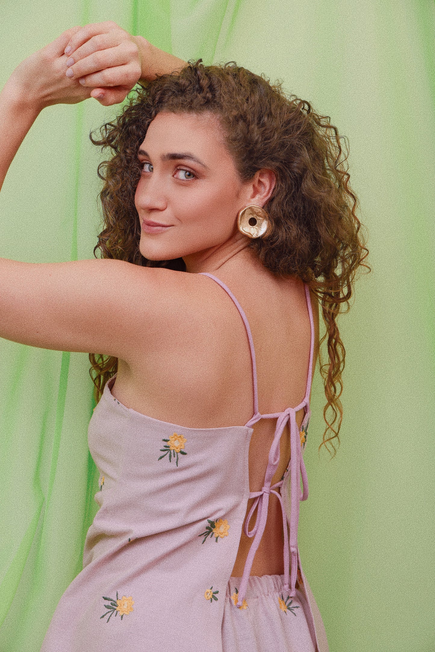 Blusa de linho bordado com amarrações rosê e amarelo