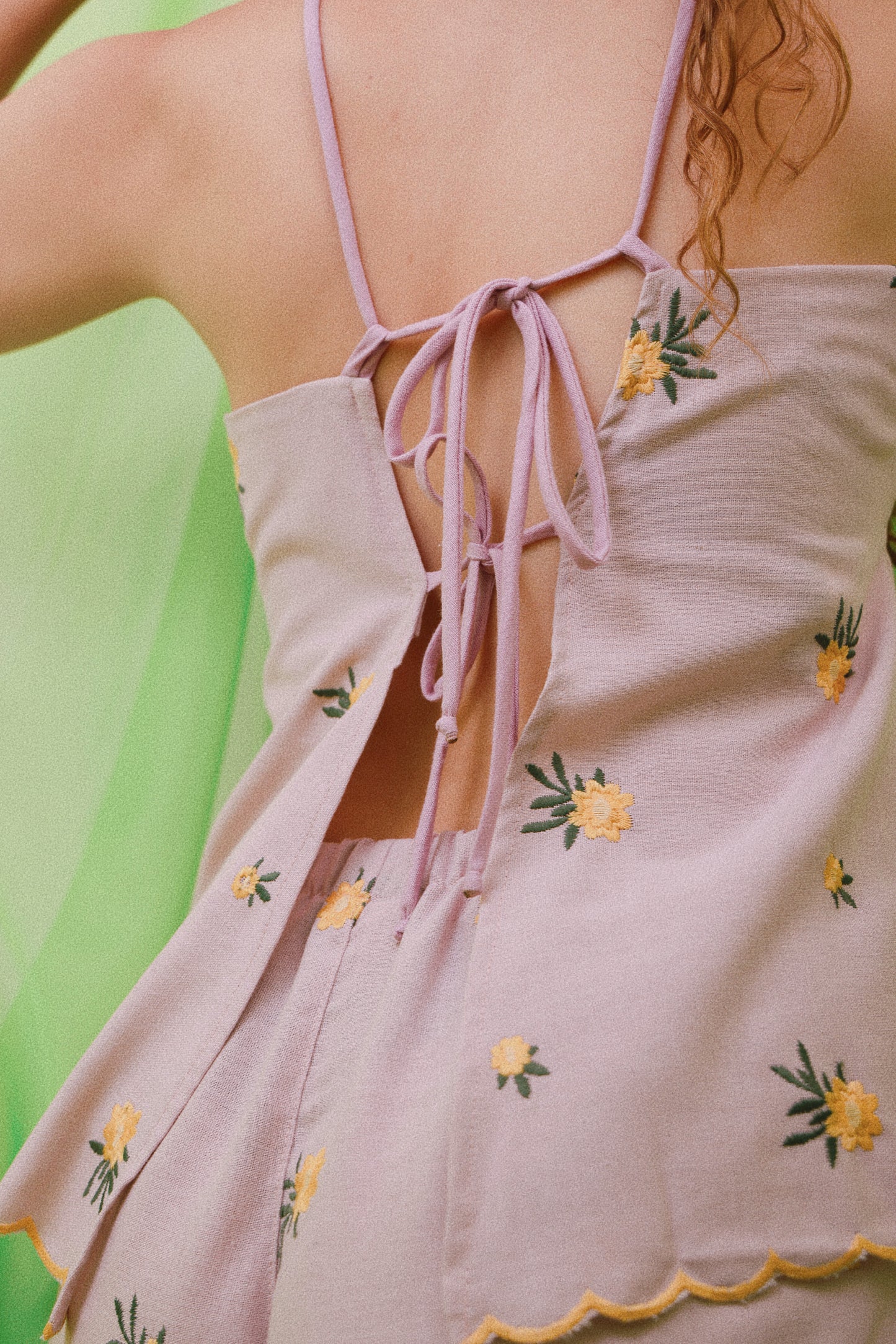 Blusa de linho bordado com amarrações rosê e amarelo