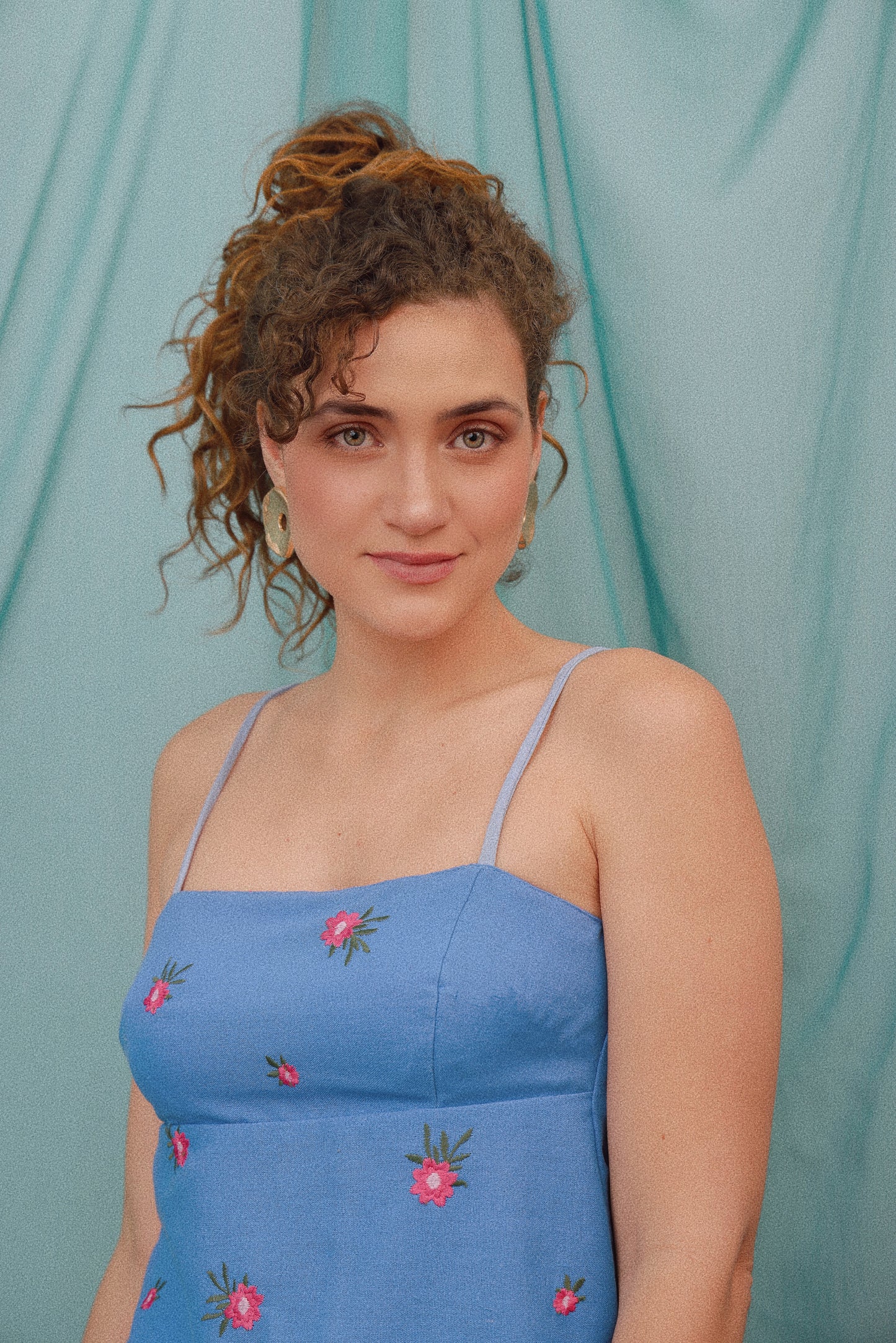 Blusa de linho bordado com amarrações azul e rosa
