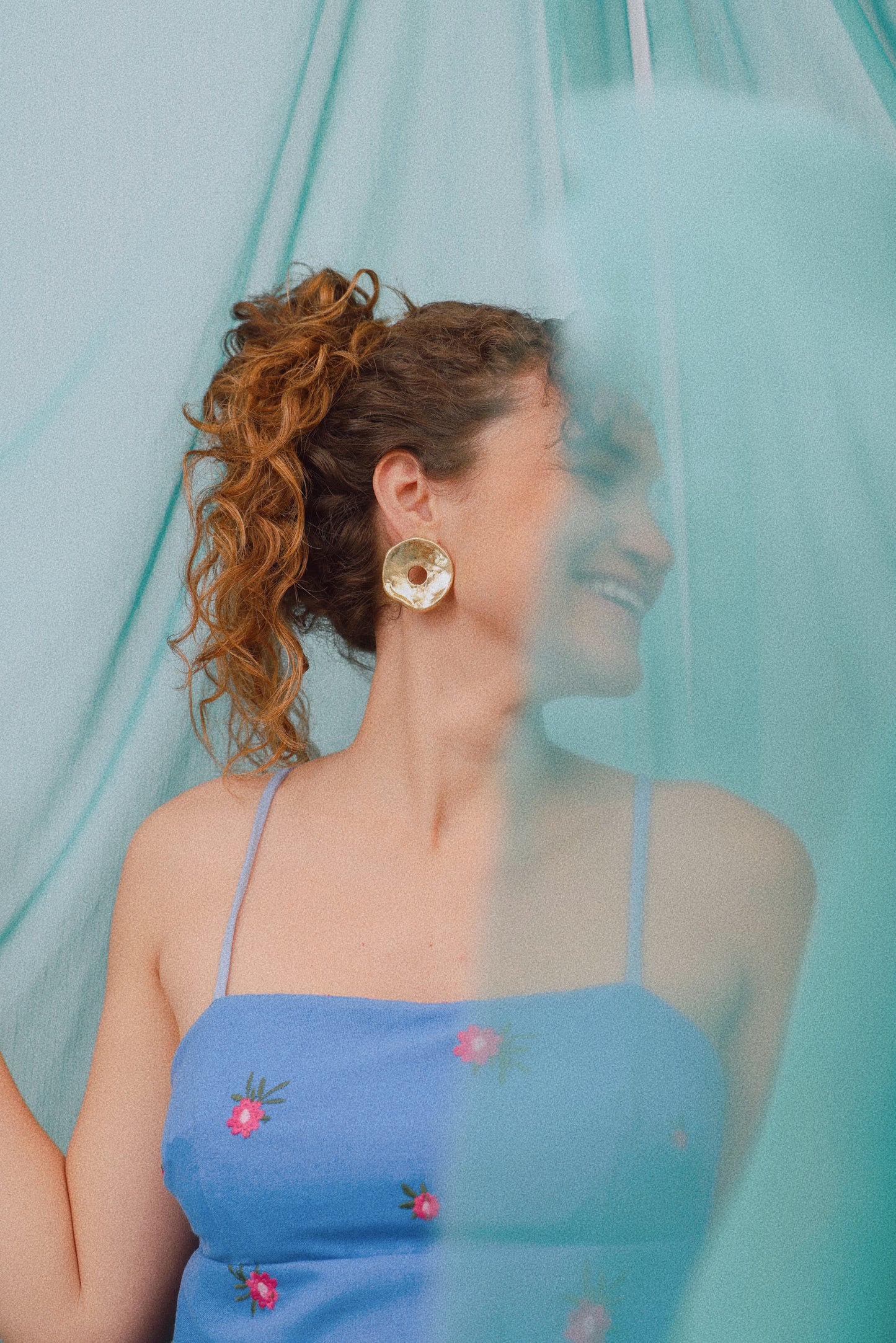 Blusa de linho bordado com amarrações azul e rosa