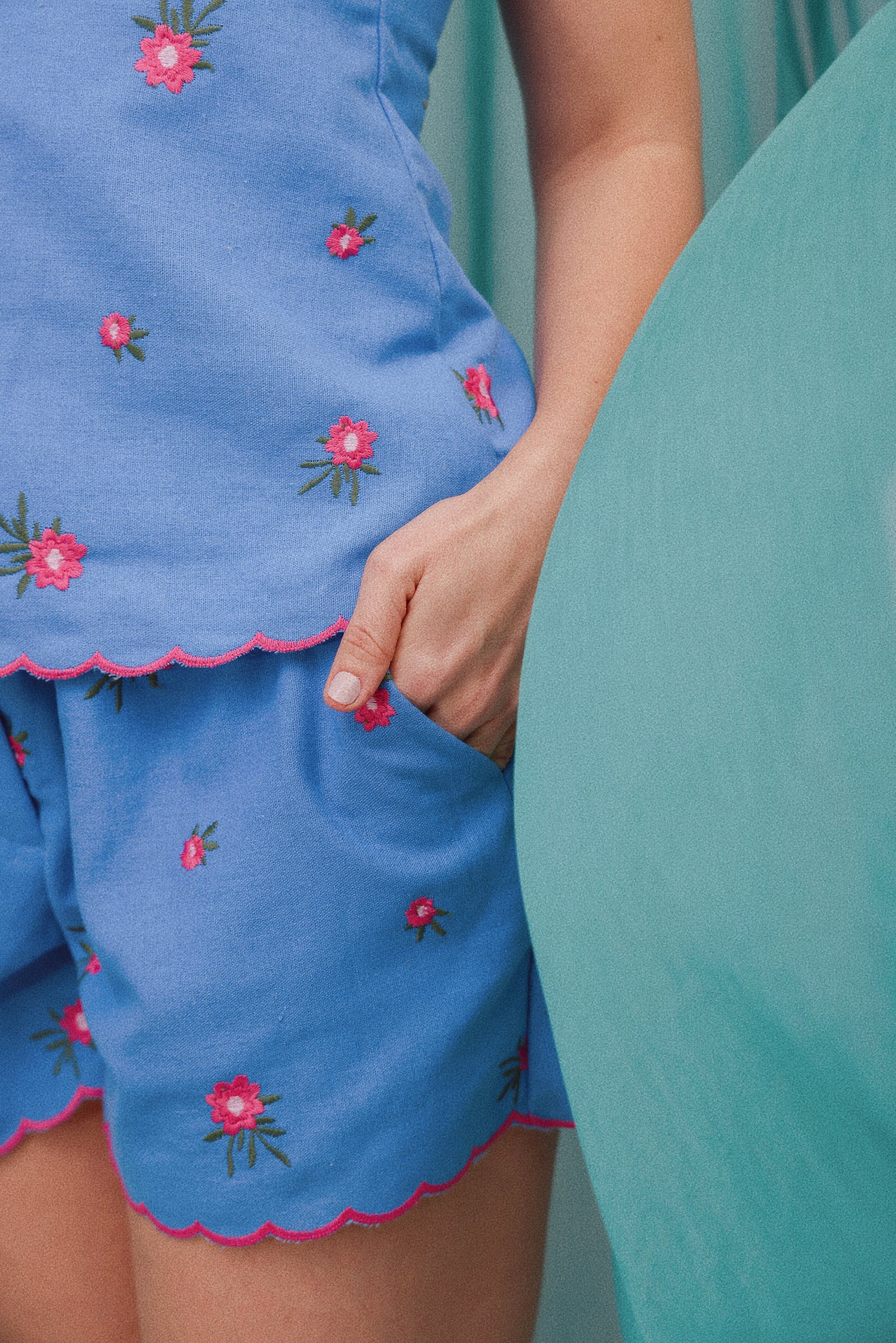 Shorts de elástico em linho bordado azul e rosa