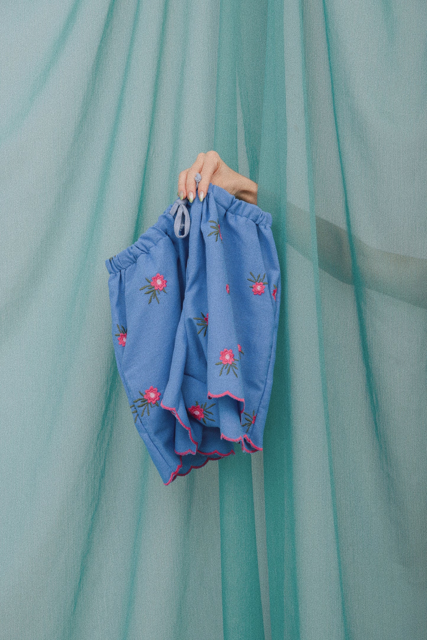 Shorts de elástico em linho bordado azul e rosa